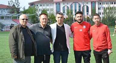 Başkan Yıldırım'dan futbolculara baklava ikramı