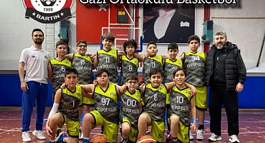 Gazi Ortaokulu basket takımı grup maçlarına katıldı