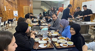 Kaymakam, İftarı Öğrencilerle Yaptı