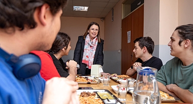 Öğrencilerle iftar açmaya devam ediyor