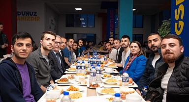 Yurt öğrencileri ile iftar açtı