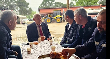 Karaman, personellerle bir arada