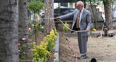 Merkez Camii'de Gül Bahçesi