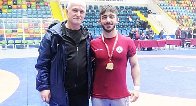 Şampiyon güreşçiye tebrik