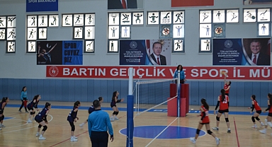 Voleybol Midi Kızlarda Krz.Ereğli ilk maçını kazandı