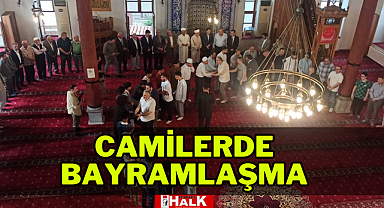 Protokol ve Vatandaş Camide Bayramlaştı