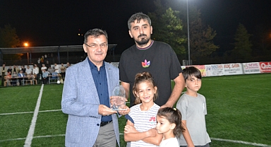 Ayem’e plaketi Yaşar Arslan verdi