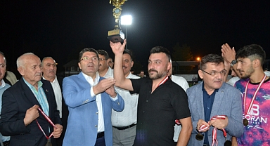 Bakioğlu Gençlik’e ödülünü Bakan verdi