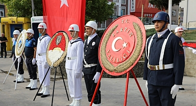 Anıta Çelenk Sunuldu, Bayrak Göndere Çekildi