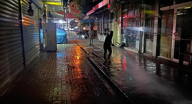 Caddede Yıkama Çalışması