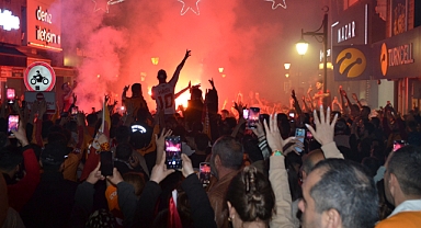 Galatasaray zaferini sokaklarda kutladı