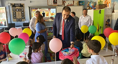 Kaymakam'dan Miniklere Hediye