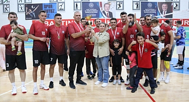 Voleybol birincilerine kupalarını Vali Arslan verdi