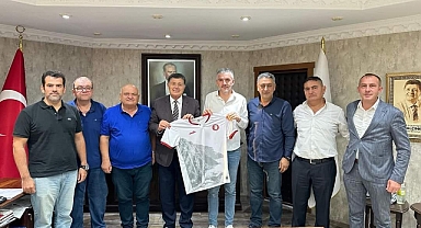 Belediye Başkanı Yalçınkaya’ya forma hediye edildi