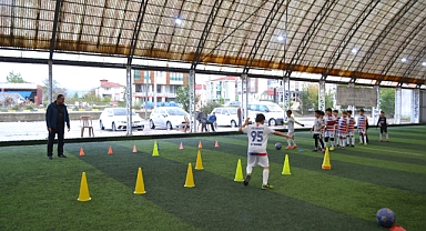 Futbol Okulu eğitimlerini sürdürüyor