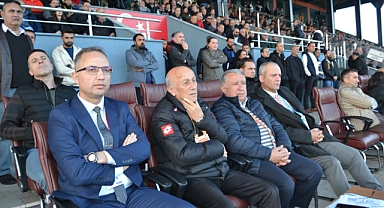 Gözlemci maçı protokolde izledi