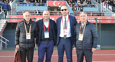 Maç öncesi saha içerisinde toplantı