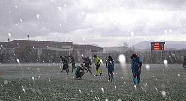 Yoğun kar yağışı, amatör futbol maçlarını 2 kez durdurdu