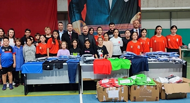 Amasra’da sporculara spor kıyafetleri hediye edildi