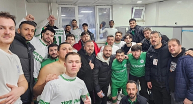 Kozcağızlı futbolculardan galibiyet pozu