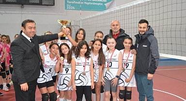 Küçük Kızlar Voleybol 'da BORSA ipi göğüsledi