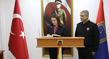 Vali Arslan Şeref Defterini İmzaladı