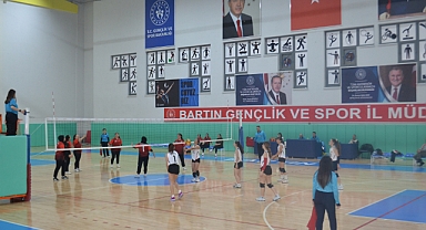 Voleybol ’da D.F Anadolu Lisesi rakibini 3-0 yendi
