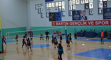 Voleybol Genç Kızlarda FSM finale yükseldi
