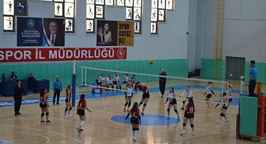 Voleybol Genç Kızlarda Köksal Toptan finalde