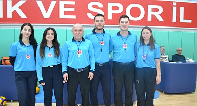 Voleybol hakemleri göz doldurdu