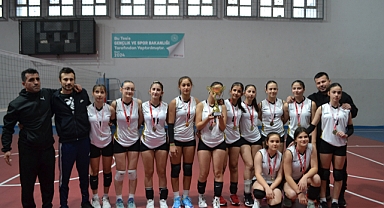 Voleybol Kızlar 'da Cumhuriyet Ortaokulu şampiyon oldu