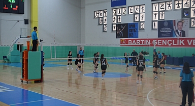 Voleybol Kızlar’da FSM rakibini 3-0 yendi
