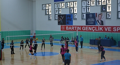 Voleybol Kızlar’da Turgut Işık rakibini 3-0 yendi