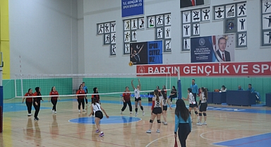 Voleybol kızlarda 4 maç oynandı