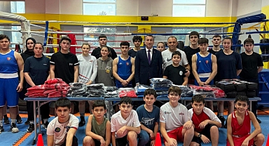 Boks takımı sporcularına malzeme dağıtımı yapıldı