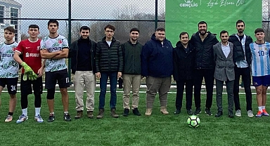 Gençlerle bir araya geldi