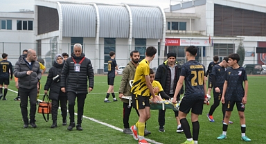 Rakip takım oyuncusu sedye ile taşıdı