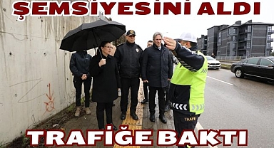 Şemsiyesini Aldı Trafiğe Baktı