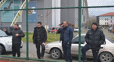 Tel örgülerin arkasından maçı izlediler