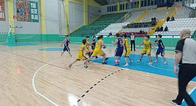U14 basketbol maçlarında 4 takım mücadele ediyor