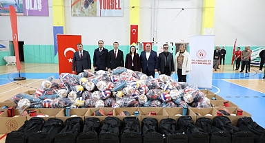 Vali malzemeleri dağıttı