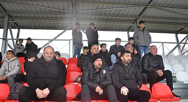 Yağmurlu havada U16 maçına ilgi