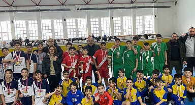 Küçük erkekler hentbol müsabakaları tamamlandı
