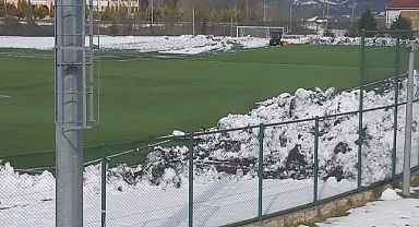 Ömertepesi sahası kardan temizlendi