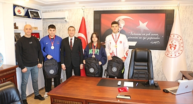 Şampiyon sporculardan Müdür Akkaş’a ziyaret