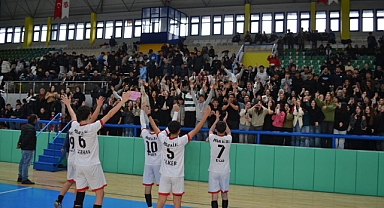 Şampiyonluğu seyircisi ile kutladı