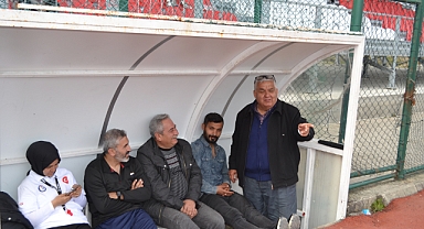 Gözlemci saha içerisinde izledi