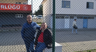 İki başkan tel örgülerden maçı izledi
