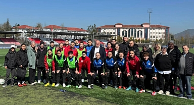 Milletvekili ve İl başkanı Kadınlar maçını izledi