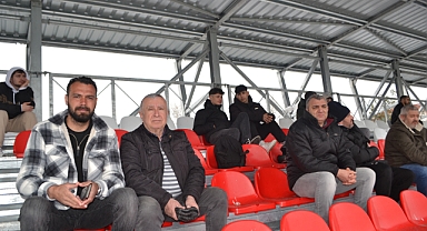 Spor camiası amatör maçları izliyor